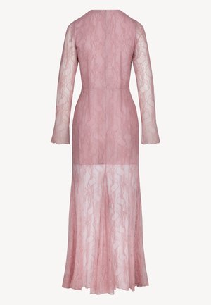 Lange stofroze kanten jurk met lange mouwen, getailleerde taille en transparant kanten rokgedeelte dat tot aan de enkel reikt, gezien van achteren.
