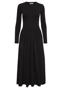 Czarna sukienka z długim rękawem, z dopasowaną prążkowaną górą i zwiewną, plisowaną spódnicą, wykonana z miękkiego materiału bez widocznych wzorów czy akcentów.