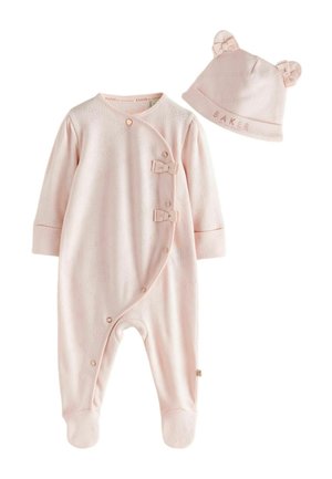 Puha rózsaszín baba rugdalózó hosszú ujjúval, lábazattal, patentos gombolással, két díszmasnival és hozzáillő sapkával, amelyen medvefülek vannak.