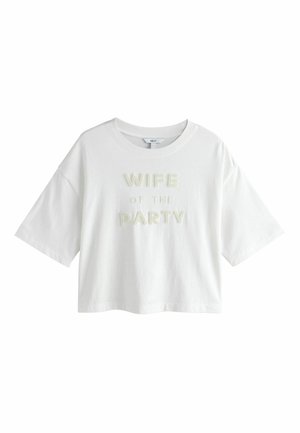 Valge lühikeste varrukatega lühendatud t-särk, millel on pärlitest kaunistatud tekst "WIFE OF THE PARTY" esiküljel.