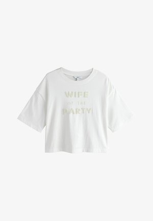 Biele krátke tričko s krátkym rukávom a nápisom "WIFE OF THE PARTY" zdobeným perlami na prednej strane.
