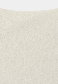 Tissu beige doux avec une texture tissée subtile, uniformément éclairé et présenté à plat avec une légère courbe sur le bord supérieur.