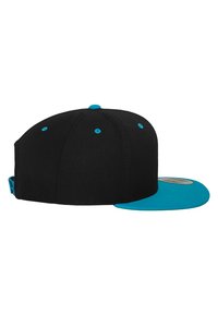 Cappello nero con visiera piatta di colore turchese e bottone superiore abbinato. Presenta accenti di occhio turchese e una vestibilità strutturata.