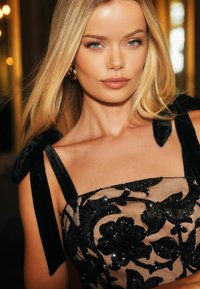 Lipsy PETITE FIT - EMBELISHED SEQUIN TIE PROM MIDI PREMIUM - Koktélruha / Partiruha - black