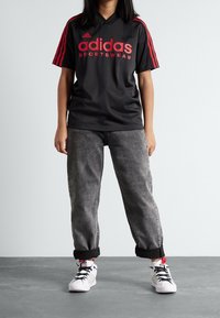 adidas Sportswear HOT TEE UNISEX - Triko s potiskem - black/better scarlet