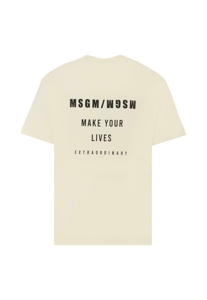 Creme kleurig T-shirt met korte mouwen en zwarte bedrukte tekst op de rug: "MSGM/WDSW" en "MAAK JULLIE LEVEN EXTRAORDINAIR." Gemaakt van soepel katoen.