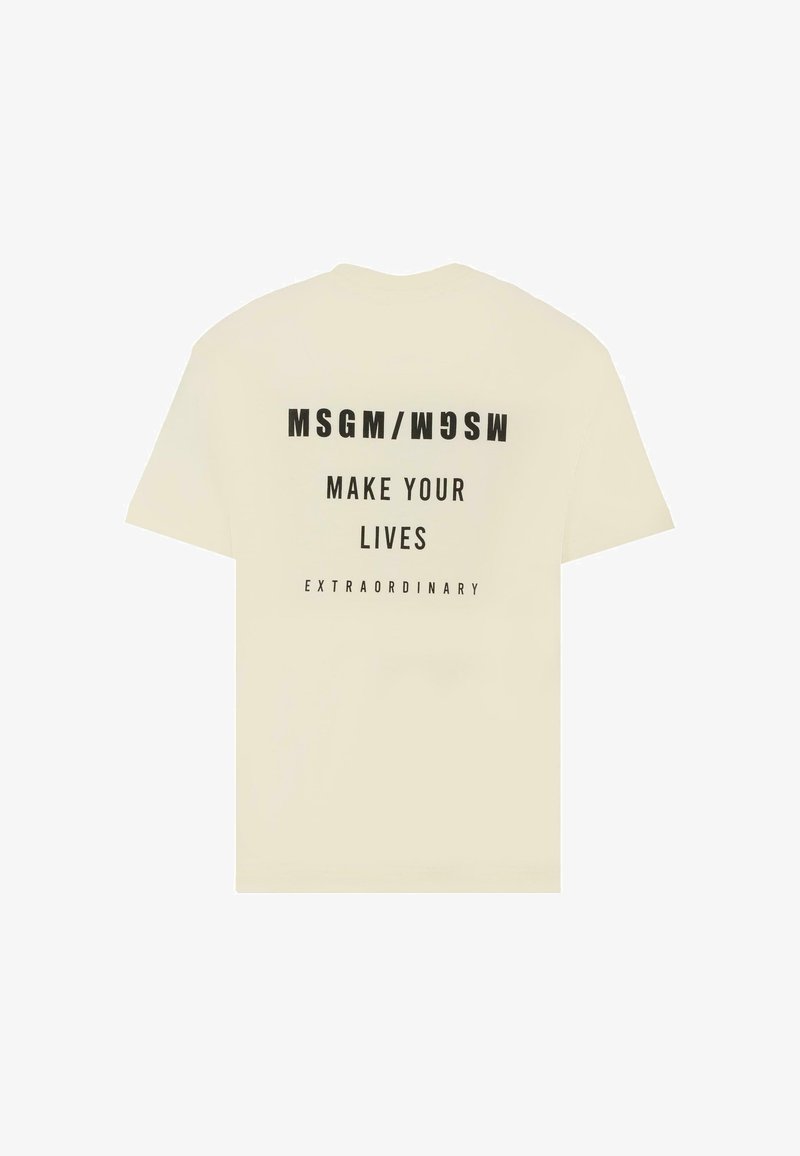 Creme kleurig T-shirt met korte mouwen en zwarte bedrukte tekst op de rug: "MSGM/WDSW" en "MAAK JULLIE LEVEN EXTRAORDINAIR." Gemaakt van soepel katoen.