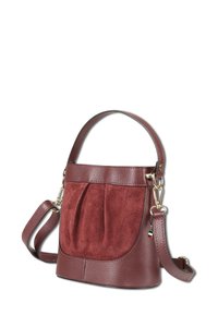 Bordeaux leren en suède emmertas met bovenhandvat, afneembare schouderriem en een klein groen, wit en rood vlaggetje charm.