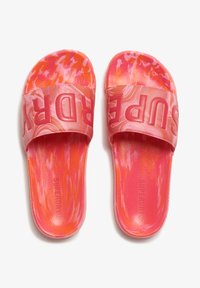 Sandalias de slide rosas con un patrón veteado y una correa texturizada. 'SUPERDRY' está grabado en la correa, con un acabado liso y brillante.