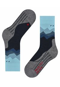 Wielokolorowe skarpetki z motywem górskim. Ciemnoszare i niebieskie odcienie; gładka faktura. Etykiety w kolorze czerwonym i jasnoniebieskim. Wyjątkowy wzór po bokach.