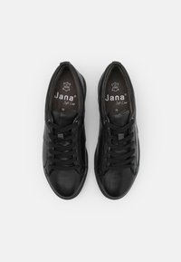 Musta nahkakengät, joissa on sileä pinta, pyöreä muoto ja nauhakiinnitys. Varustettu logolla ja pehmeällä vuorauksella sisällä.