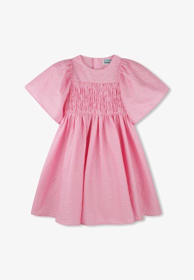 Robe rose avec des manches courtes bouffantes, présentant des détails de corsage smocké et un tissu texturé avec des motifs subtils. Fermeture à boutons au dos.