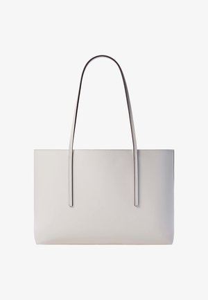Τσάντα ώμου ορθογώνια σε ανοιχτό γκρι, με μακριές λεπτές λαβές, υφή λείας δερμάτινης επιφάνειας, χωρίς εμφανή λογότυπα ή διακοσμήσεις.