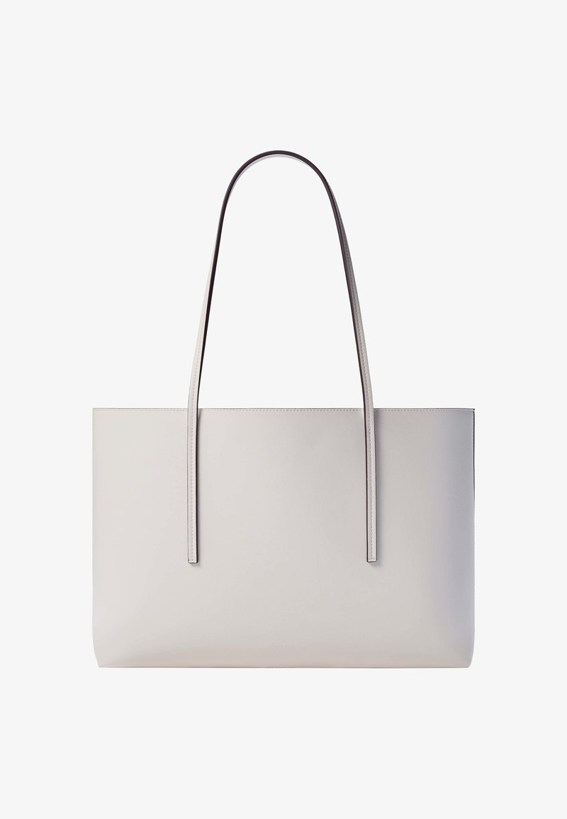 Τσάντα ώμου ορθογώνια σε ανοιχτό γκρι, με μακριές λεπτές λαβές, υφή λείας δερμάτινης επιφάνειας, χωρίς εμφανή λογότυπα ή διακοσμήσεις.