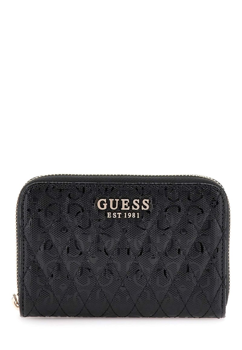 Čierna peňaženka na zips s textúrovaným materiálom, vzorom diamantov a kovovým logom "GUESS EST 1981" v zlate. Má hladké okraje a zips.
