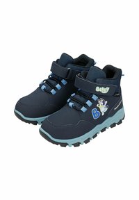 Granatowe dziecięce buty trekkingowe z jasnoniebieskimi akcentami, siateczkowym wykończeniem, rzepem oraz grafiką postaci z kreskówki po boku.