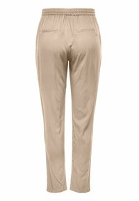 Beżowe spodnie o gładkiej fakturze, z luźnym krojem, elastycznym paskiem w talii i dwiema tylnymi kieszeniami. Prosty i niezdobiony fason.