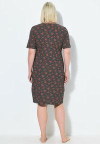 Abito a maniche corte, lungo fino al ginocchio, con un motivo a righe bianche e nere e accenti floreali rossi. Tessuto morbido, vestibilità comoda.