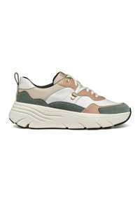 Zapatilla chunky con una mezcla de ante blanco, beige y verde. Presenta una suela blanca gruesa y acentos metálicos decorativos en la parte superior.