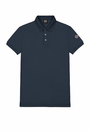 Tmavomodré polo tričko s krátkym rukávom, golierom, tromi gombíkmi a okrúhlou logovou nášivkou na ľavom rukáve.