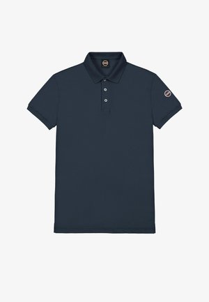 Tumši zils īss piedurkņu polovers ar apkakli, trim pogām un apaļu logotipa plāksteri uz kreisās piedurknes.