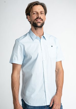Helles blaues Kurzarmhemd mit strukturiertem Muster, Button-Down-Kragen und einer Brusttasche. Hergestellt aus einem weichen, atmungsaktiven Material.