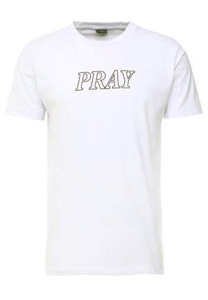 Valge puuvillane T-särk, millel on lühikesed varrukad ja sõna "PRAY" trükituna julge, ääristatud musta fondiga rinnal.