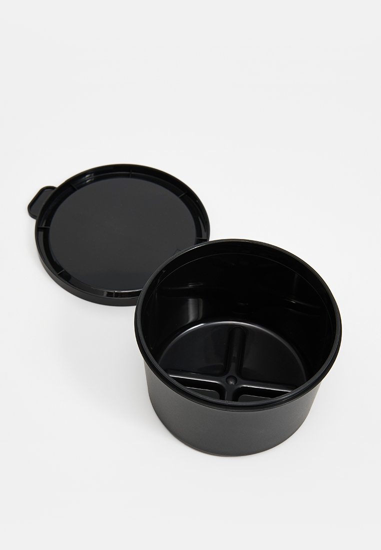 Zwarte plastic container met een verwijderbaar deksel, voorzien van een gladde textuur en een gestructureerde binnenzijde met een kruispatroon voor organisatie.