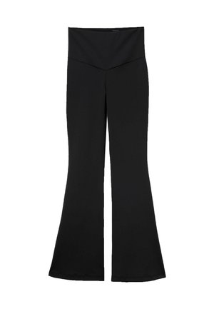 Schwarze ausgestellte Hosen aus dehnbarem Stoff mit einem breiten Bund. Das Design zeichnet sich durch eine glatte Textur und eine V-förmige Front aus.