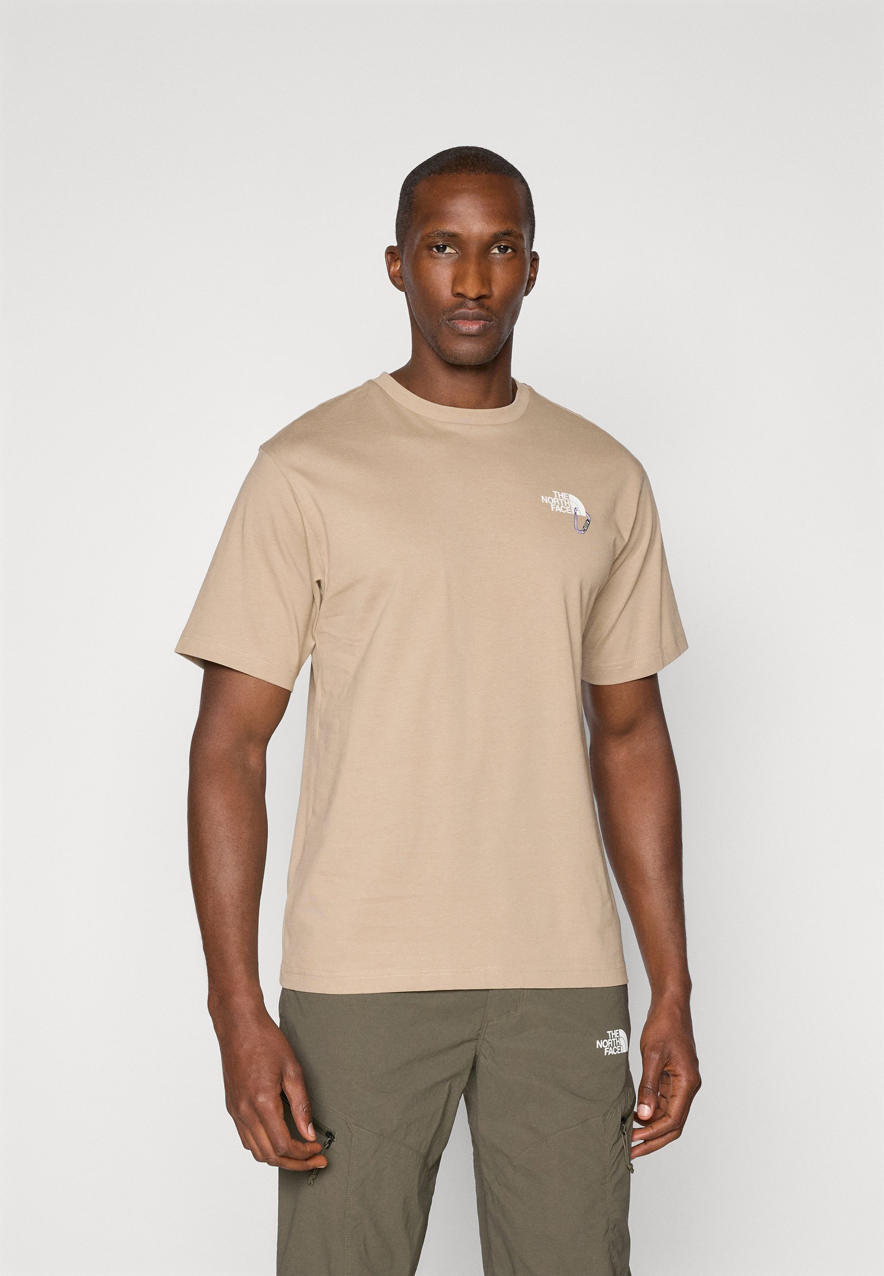 【THE NORTH FACE】EXPLORE CARABINER半袖Tシャツ/mushroom grey The North Face Explore Carabiner Relaxed T-Shirt - Mushroom