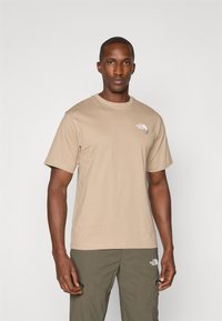 The North Face EXPLORE CARABINER RELAXED TEE UNISEX - T-shirt imprimé - mushroom grey