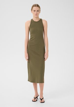 Abito midi a coste verde oliva con design senza maniche e spacchi laterali, realizzato in un morbido tessuto elasticizzato. Presenta una scollatura a girocollo.