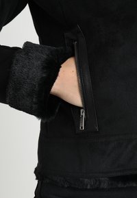 Hollister Co. Jacka i konstläder - black