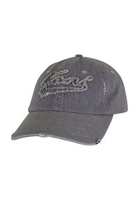 Šedá bavlněná baseballová čepice s poškrábaným lemem a texturovaným vyšívaným logem na přední straně, s větracími otvory nahoře.