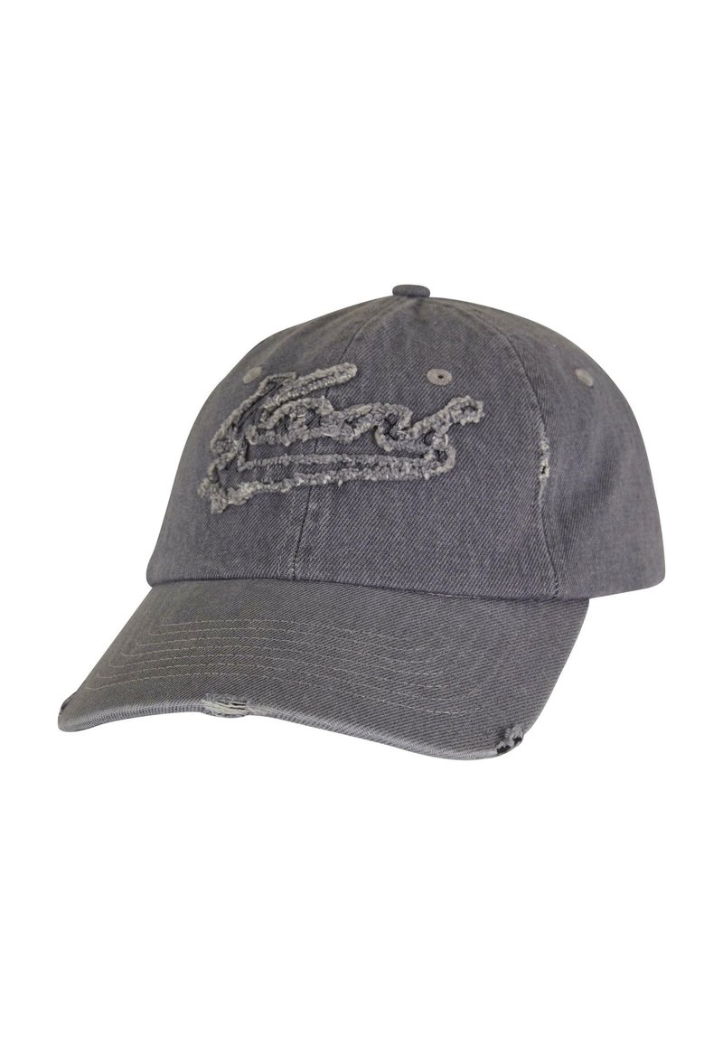 Šedá bavlněná baseballová čepice s poškrábaným lemem a texturovaným vyšívaným logem na přední straně, s větracími otvory nahoře.
