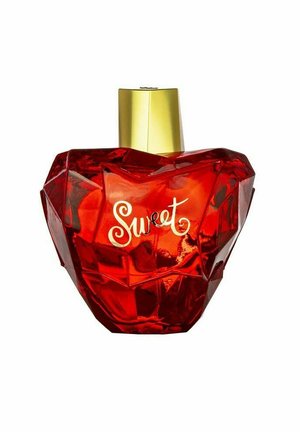 Rote, facettierte herzförmige Parfümflasche mit goldfarbenem Verschluss und dem Wort „Sweet“ in goldener Schrift auf der Vorderseite.