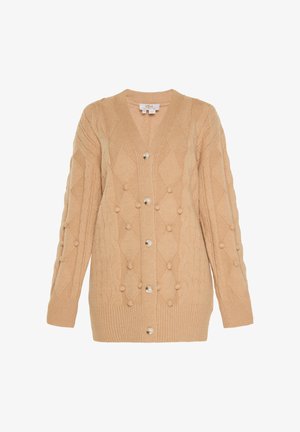 Beige gebreide cardigan met een V-hals, voorzien van ruitpatronen en textuuraccenten van bobbels. Vijf knopen in zilverkleur langs de voorkant.