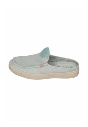 Lichtgrijze instapschoen met beige zool, gestructureerde stoffen bovenkant en een blauw label op de tong, gezien vanaf de binnenkant.