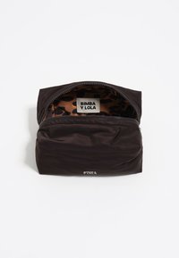 Pochette marrone scuro con zip realizzata in tessuto liscio, con un rivestimento interno a stampa leopardo e un'etichetta con il marchio "BIMBA Y LOLA".