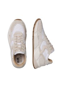 Sneaker beige e bianchi realizzati con una combinazione di materiali in suede e tessuto. Suola spessa, punta rotonda e dettagli decorativi sui lati.
