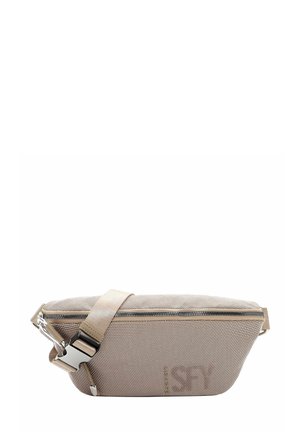 Sac banane en tissu beige texturé avec fermeture éclair horizontale et sangle ajustable équipée d'une grande boucle argentée sur fond blanc.