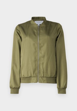 Olivově zelená bomber bunda s hladkým materiálem, zipovým předním closure, žebrovanými manžetami a lemem a stojáčkovým límcem. Jednoduchý a moderní design.