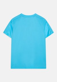 Camiseta deportiva de manga corta, cuello redondo y color azul claro, con una textura suave y detalles de malla para mejorar la transpirabilidad.