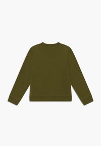 Felpa a maniche lunghe verde oliva con collo a giro e polsini e orlo a coste, mostrata da dietro su uno sfondo bianco semplice.