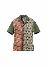 Kortärmad skjorta med krage och delad design: ena sidan har ett mönster i rött och grönt, den andra visar blå och gröna former, bomullstyg.
