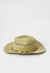 Sombrero de paja de ala ancha con un patrón tejido, que cuenta con una banda decorativa de cuentas de madera y un color marrón claro.