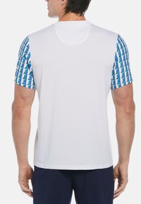 Kurzärmliges sportliches Shirt mit einem weißen Körper, gemusterten blau-grünen Ärmeln und einer feuchtigkeitsableitenden Textur für Komfort.