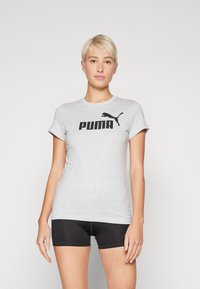 Hallid hall puuvillane T-särk lühikeste varrukatega, millel on julge must "PUMA" logo ja väike must puuma siluett rindel.
