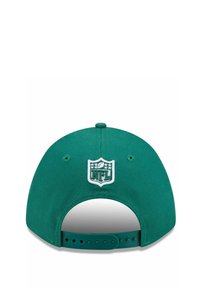 Grüne verstellbare Kappe mit gesticktem NFL-Logo auf der Rückseite, verfügt über ein strukturiertes Design und eine glatte Stofftextur.