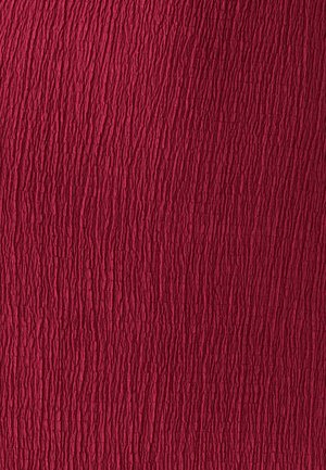 Matériau rouge texturé présentant une surface froissée avec des sillons profonds, créant un motif tactile. La couleur est d'un cramoisi riche et profond.
